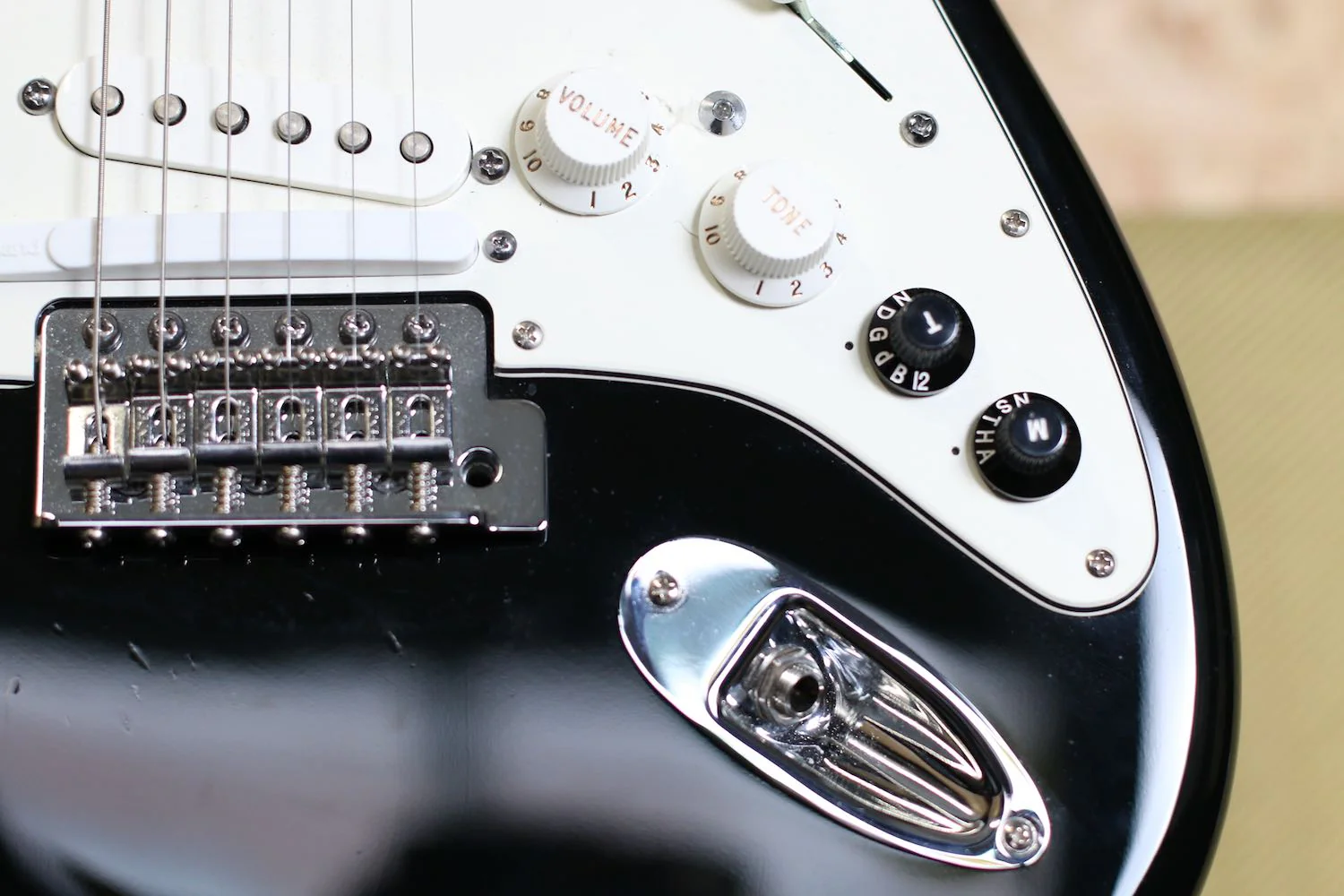 2012 Fender Roland G-5 VG Stratocaster in Black/Maple w/Hard Case + Candy - Pre-owned - Image 7