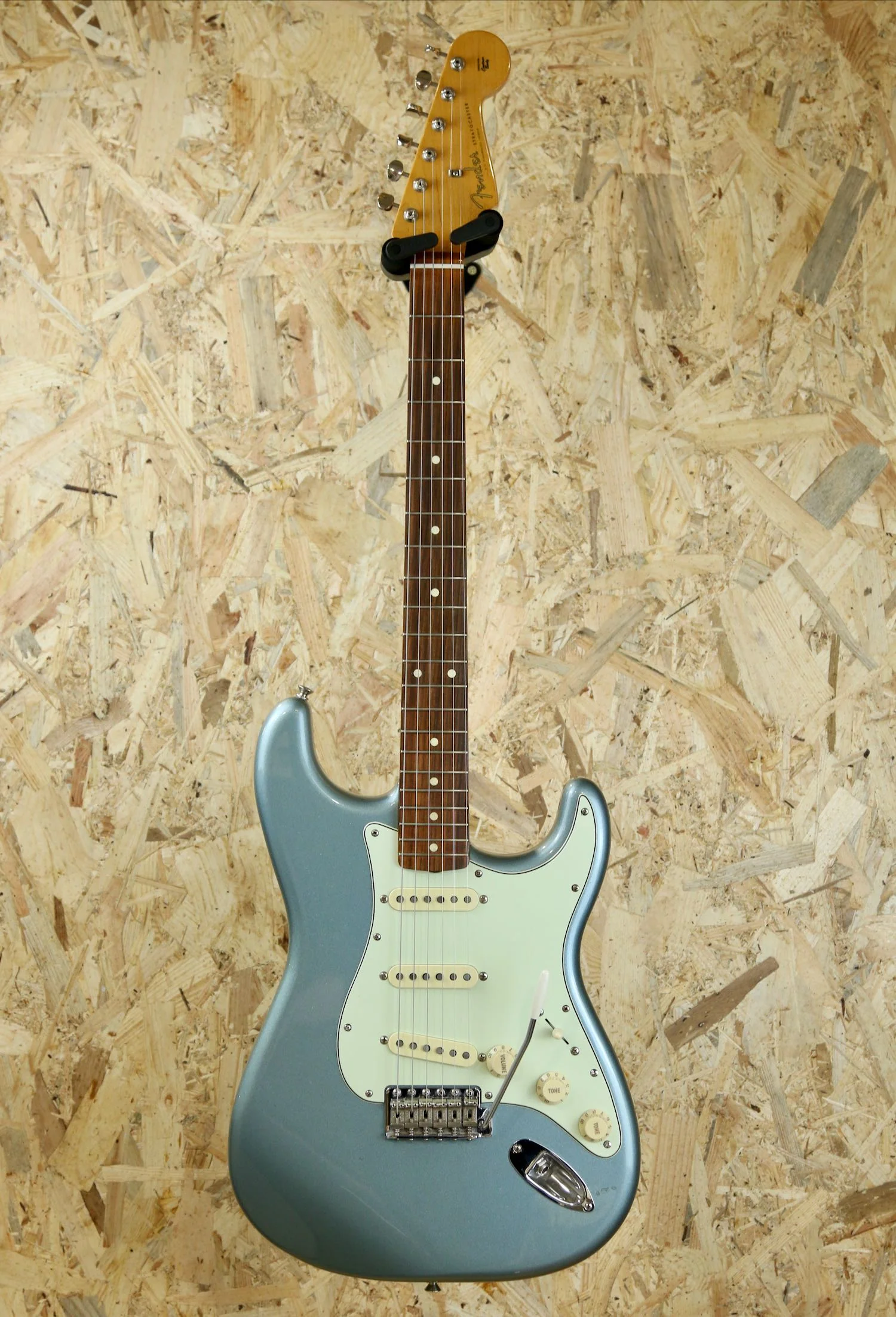 2022 Fender Vintera 60s Stratocaster in Ice Blue Metallic - Pre-owned - Image 3