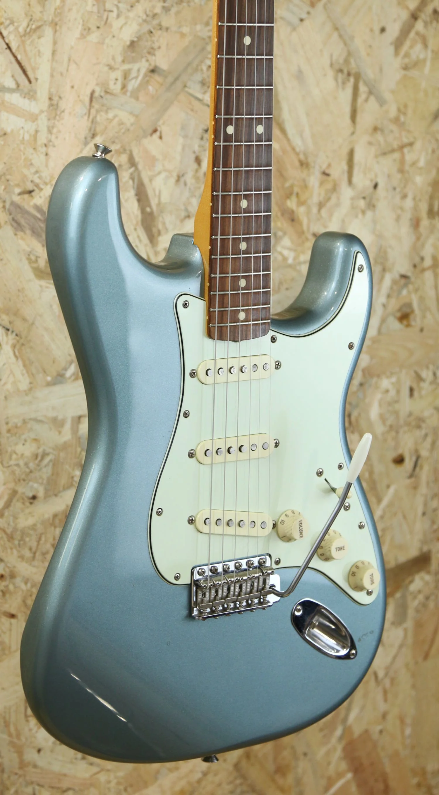 2022 Fender Vintera 60s Stratocaster in Ice Blue Metallic - Pre-owned - Image 6