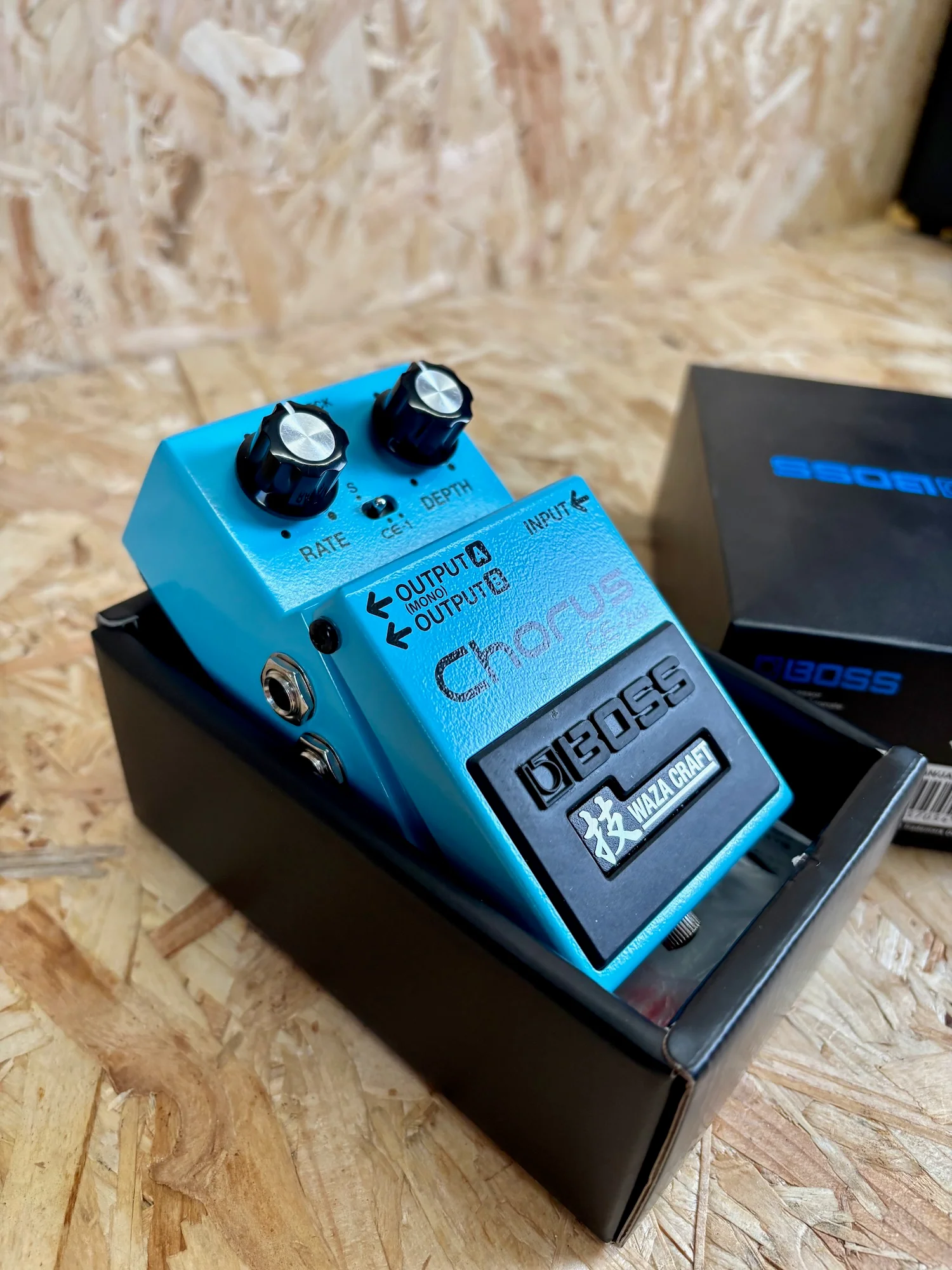 Boss CE-2W Stereo Chorus Made in Japan w/Box - Pre-owned - Image 5