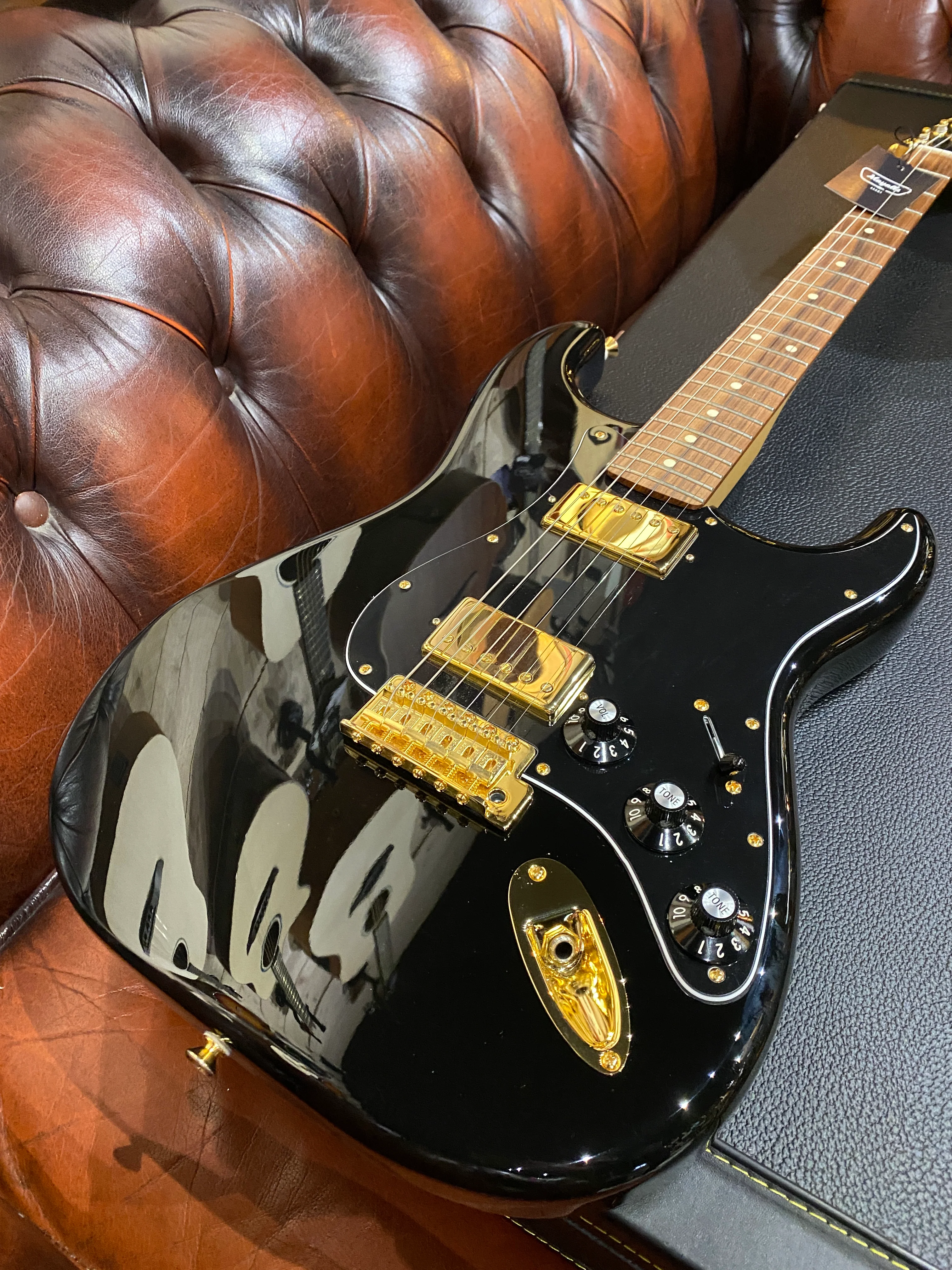 Fender Limited Edition Mahogany Blacktop Stratocaster®, Pau Ferro Fingerboard, Black with Gold Hardware w/Hardcase - Image 2