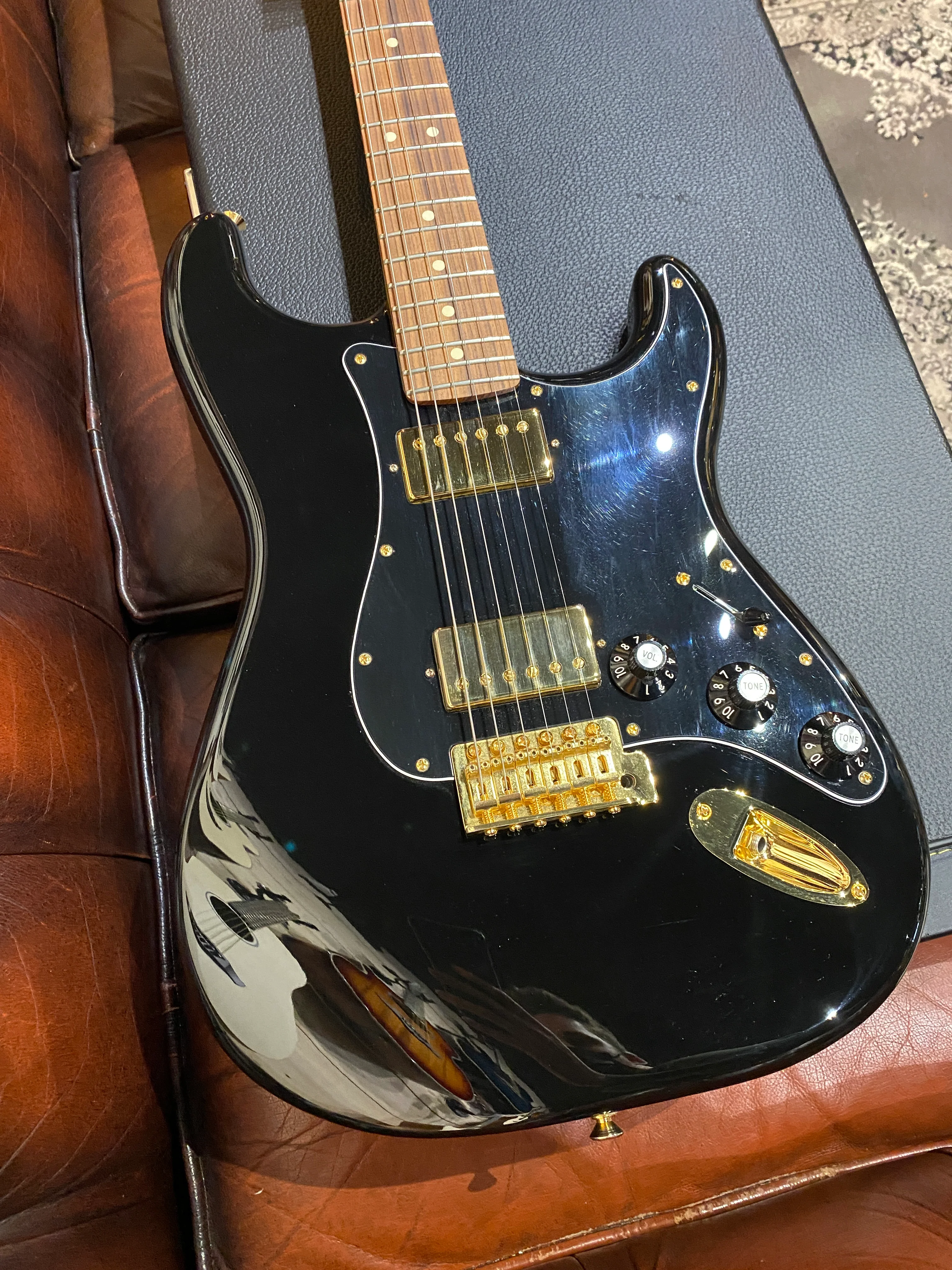 Fender Limited Edition Mahogany Blacktop Stratocaster®, Pau Ferro Fingerboard, Black with Gold Hardware w/Hardcase - Image 3