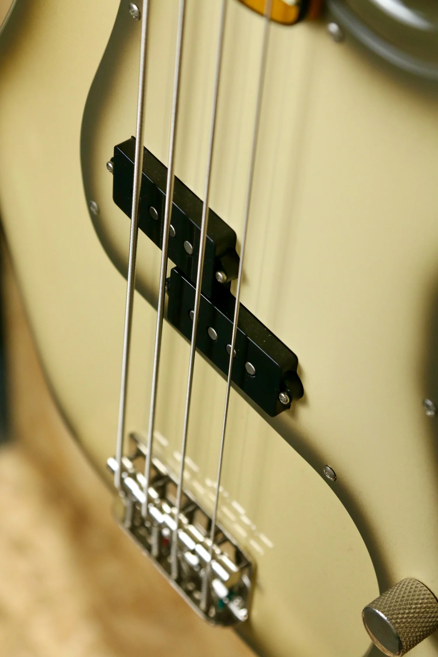 2024 Squier Limited Edition Classic Vibe 70's Precision Bass Guitar in Antigua Burst - Pre-owned - Image 9