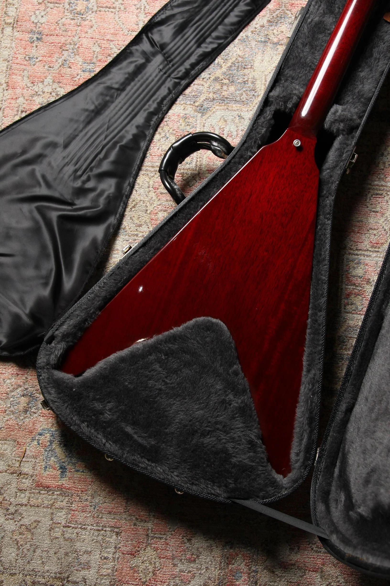 2004 Gibson Flying V 1967 RI - Cherry w/Gibson Hardcase - Image 3