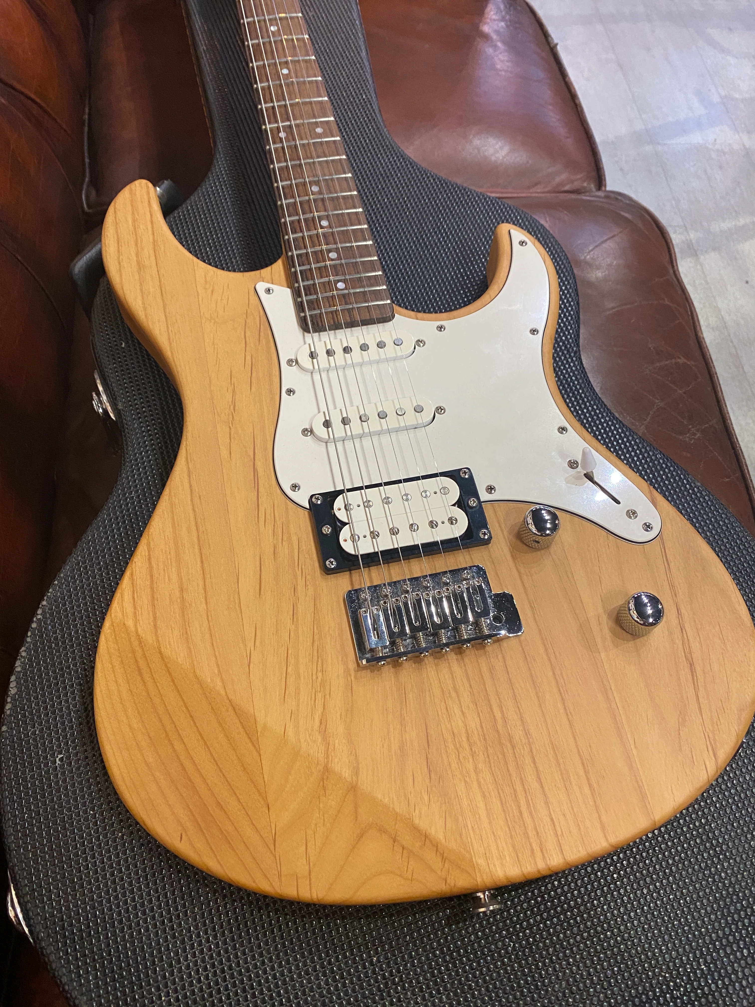 Pre-owned Yamaha Pacifica 112V HSS with Coil Tap in Natural - Image 4