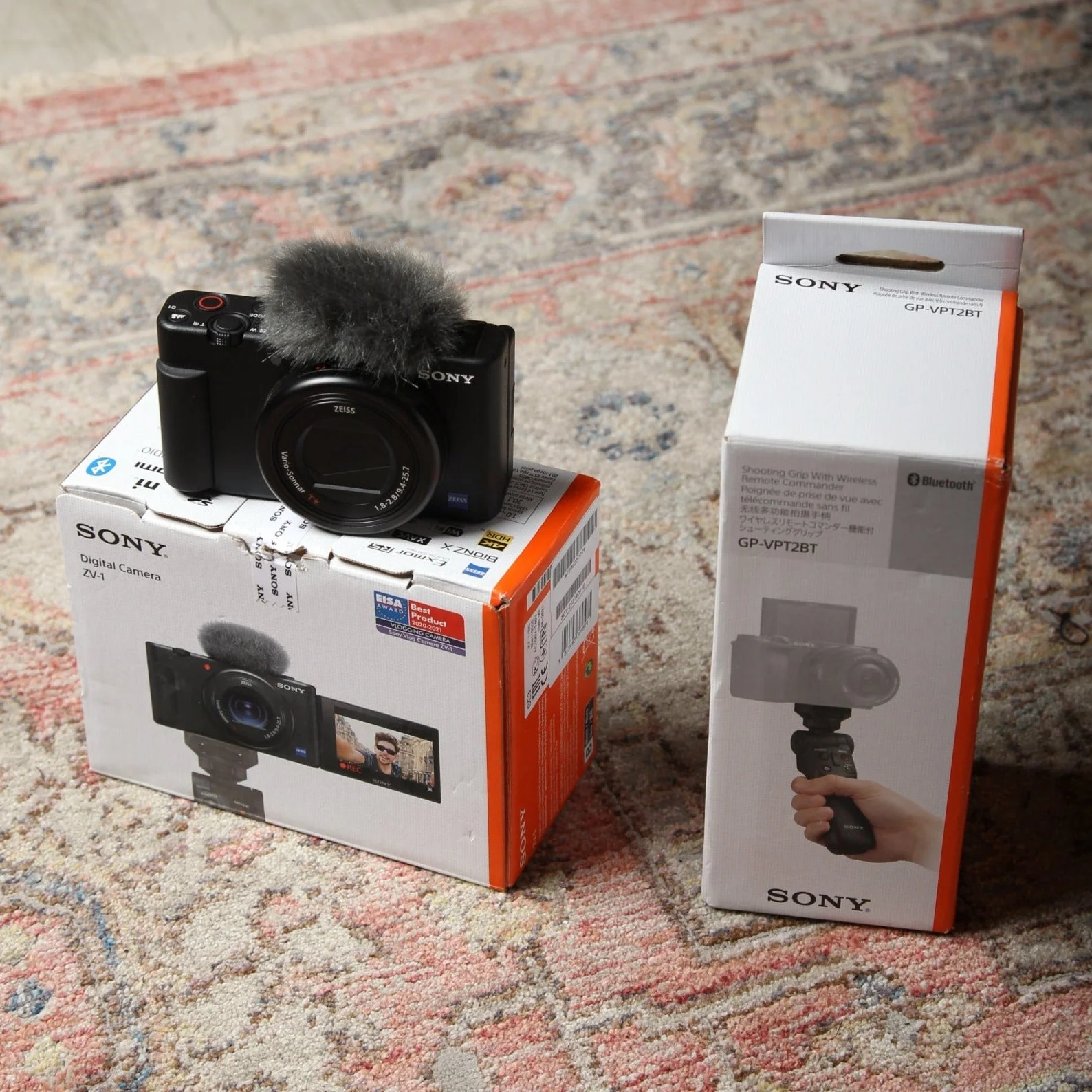 SONY ZV-1 Digital Camera + SONY GP-VPT2BT Tripod / Shooting Grip Vlogging - Image 2